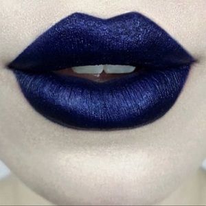 KAT VON D STUDDED KISS LIPSTICK POE